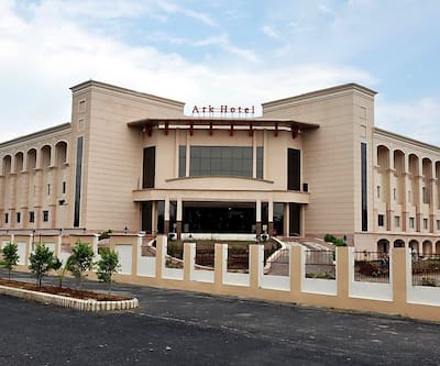 https://imgcld.yatra.com/ytimages/image/upload/t_hotel_yatra_city_desktop/v1450599550/Domestic Hotels/Hotels_Rudrapur/Ark Hotel/front_view.jpg